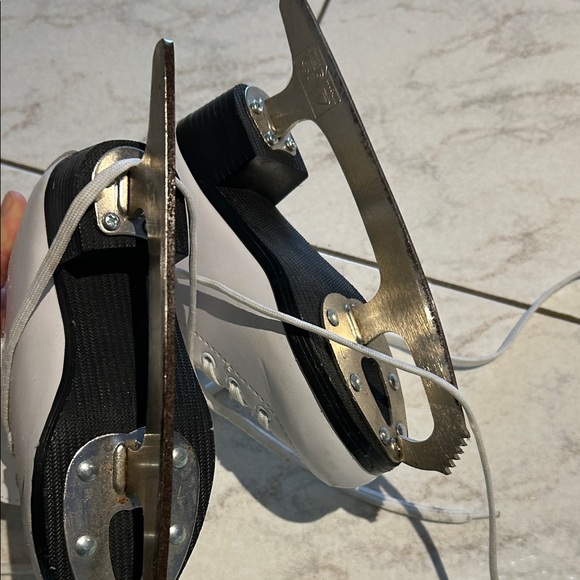 Girl Ice Skates - Picture 2 of 12